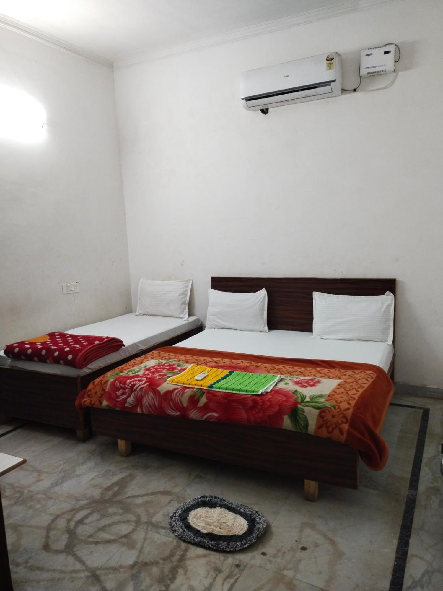 Shri Ji Kripa Kunj Hotel วรินดาวัน ภายนอก รูปภาพ