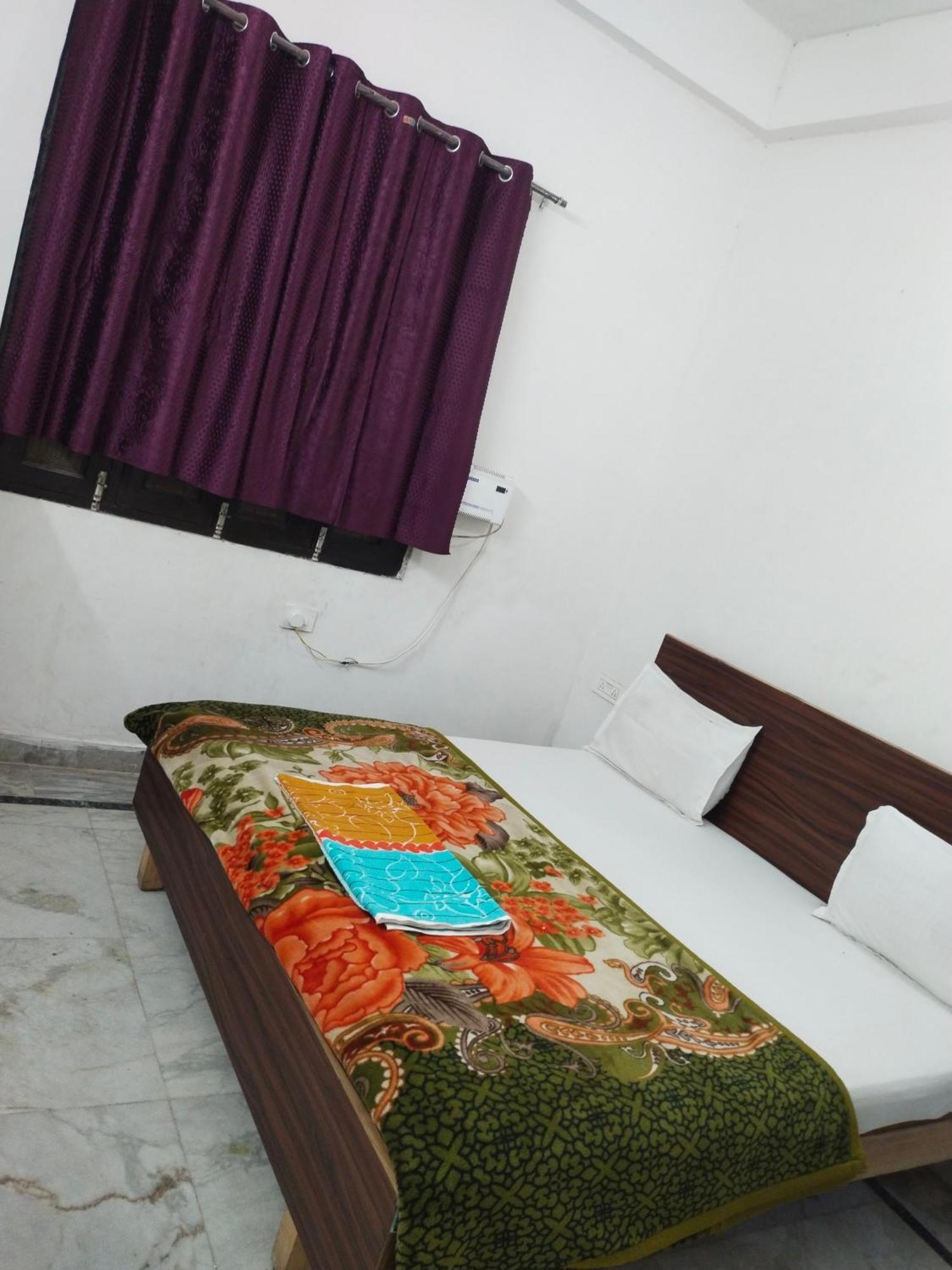 Shri Ji Kripa Kunj Hotel วรินดาวัน ภายนอก รูปภาพ