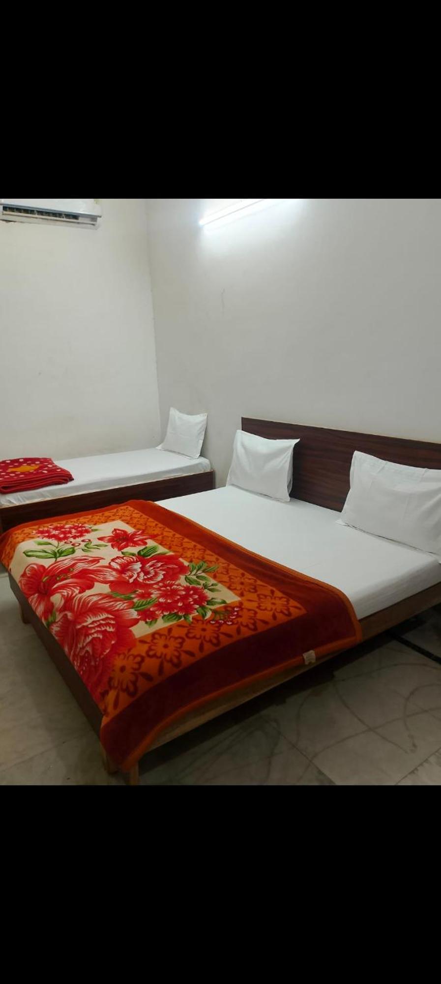 Shri Ji Kripa Kunj Hotel วรินดาวัน ภายนอก รูปภาพ